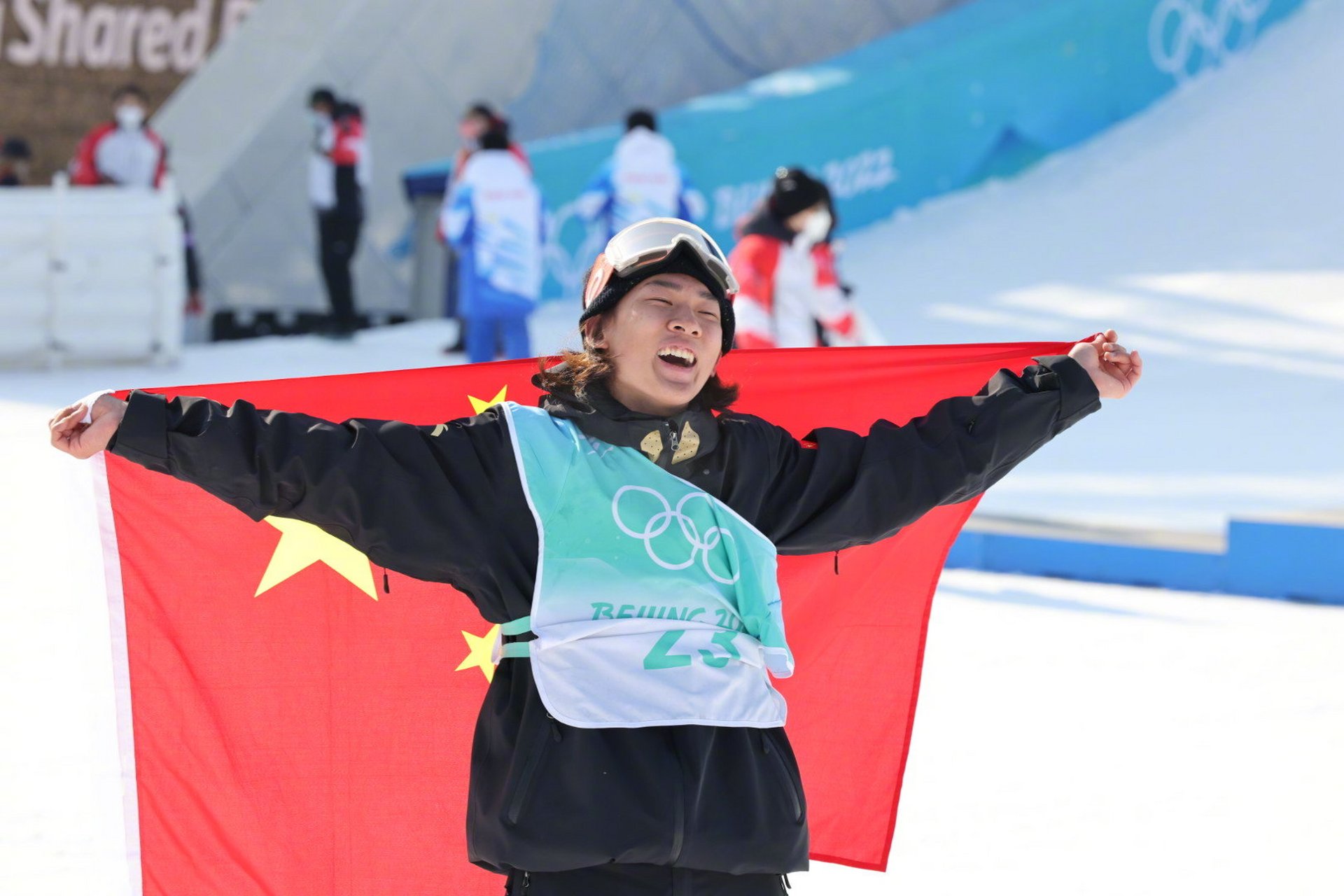 苏翊鸣再披国旗】单板滑雪男子大跳台决赛,中国选手苏翊鸣夺得金牌,为