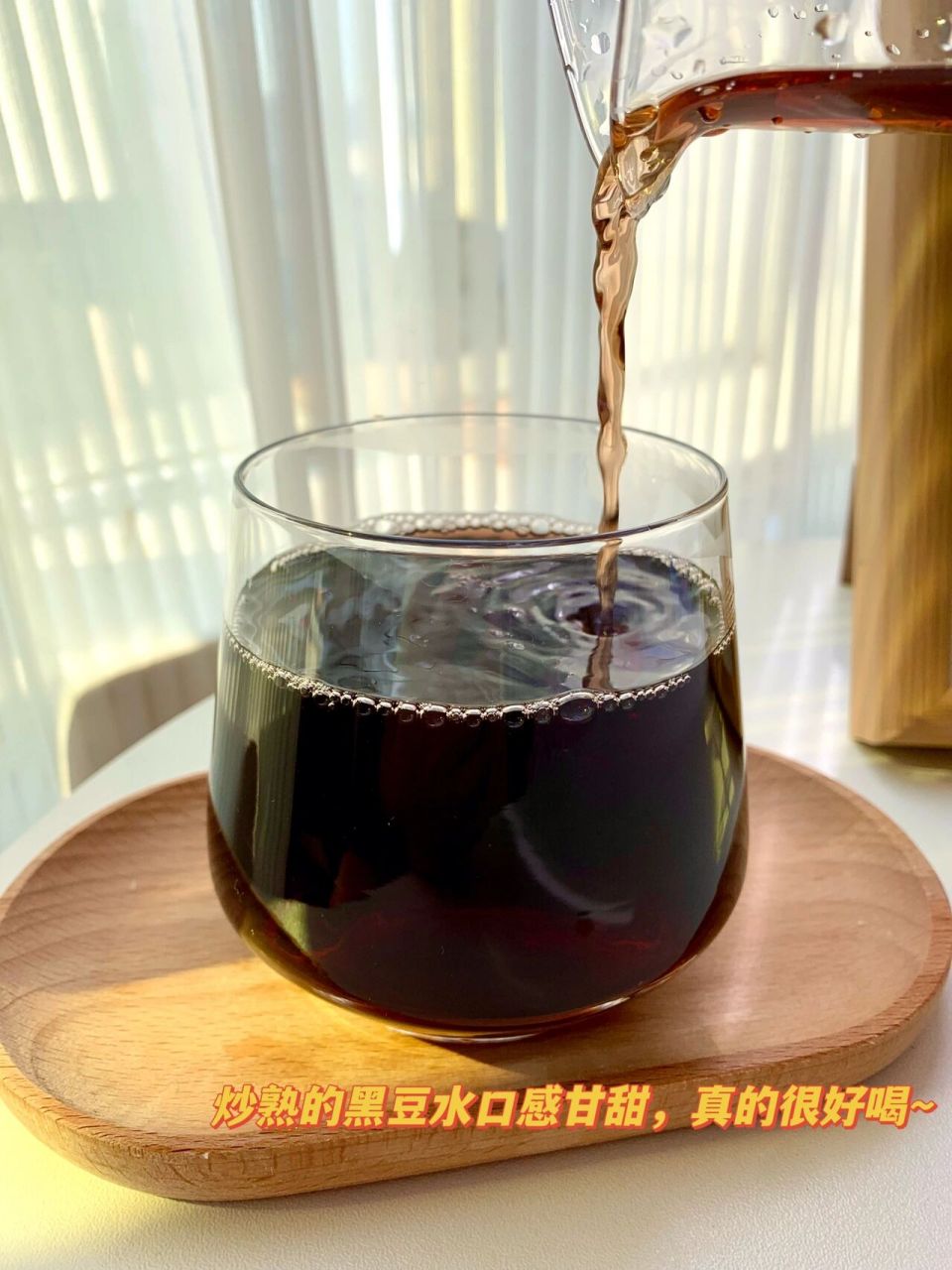 神奇的黑豆水～ 有研究表明,黑豆水比红豆薏米水更祛湿减重,同时降低