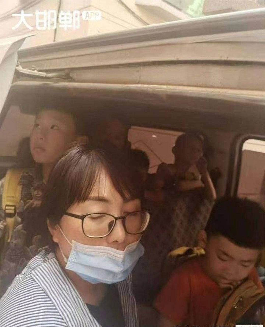 河北魏县回隆镇小博士幼儿园黑校车猖狂至极谁之过?