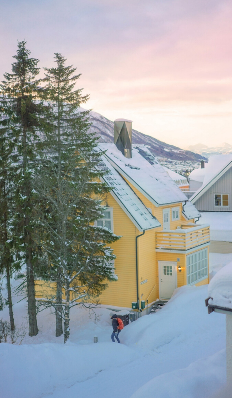 一栋温暖的小房子,一抔洁白的雪.