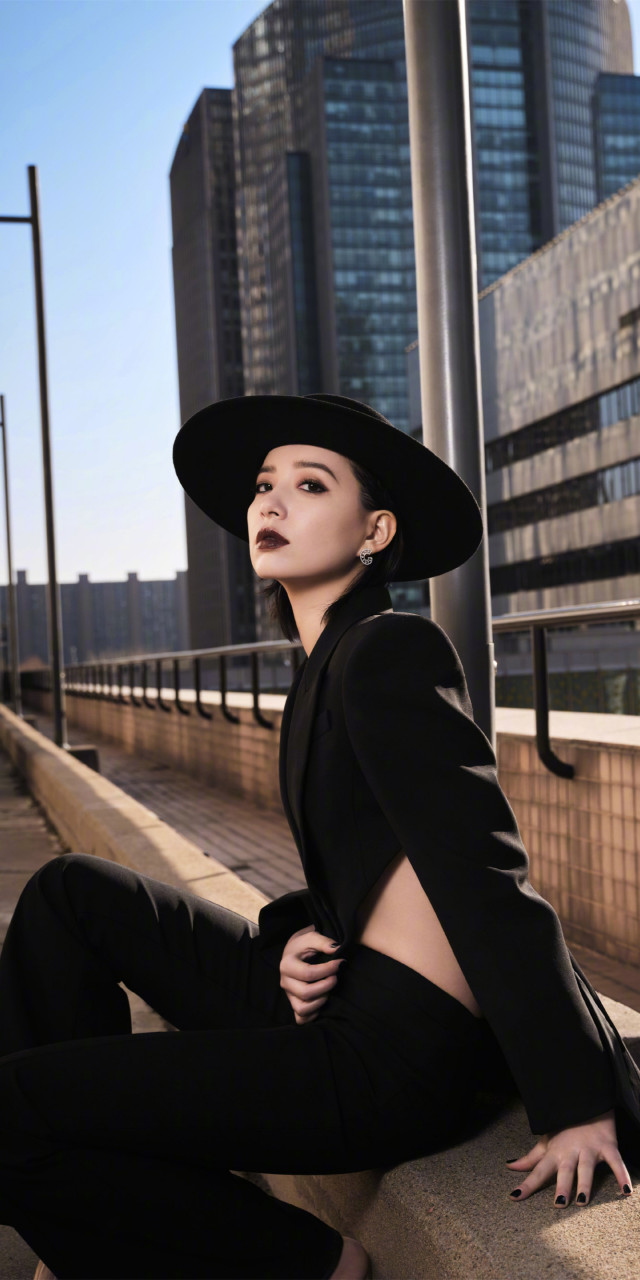 李斯丹妮,酷感帅气黑色系写真壁纸图集