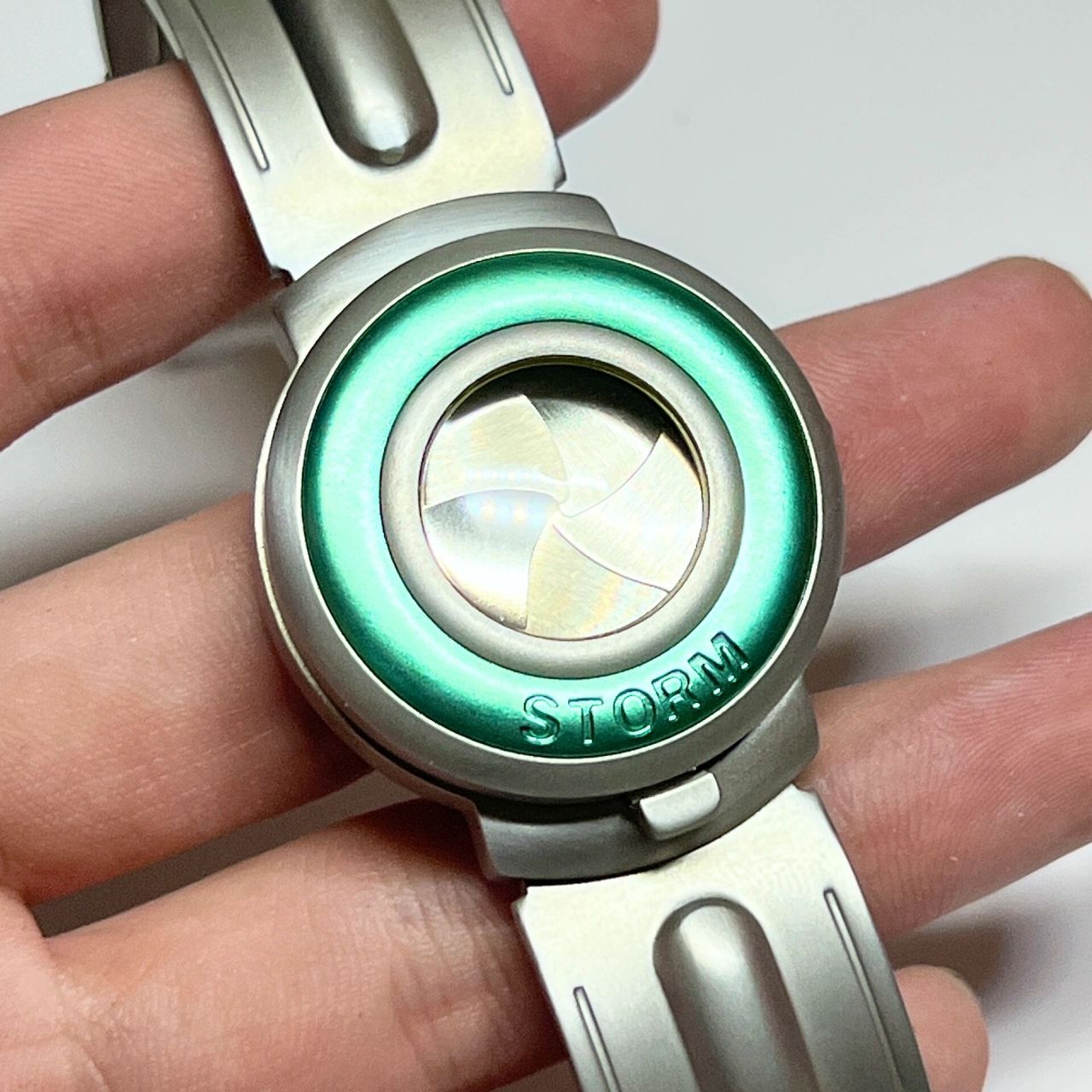 无论是从材质,颜色,形状还是到表带,表盘,指针,每一款storm手表都有其