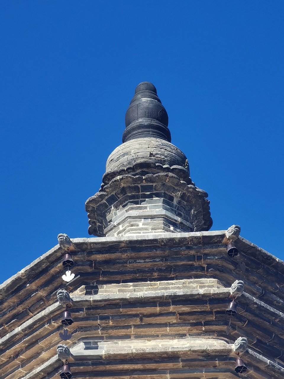 皇甫寺塔位于涞水县城东偏北7.5公里的寺皇甫村东北0.5公里处.