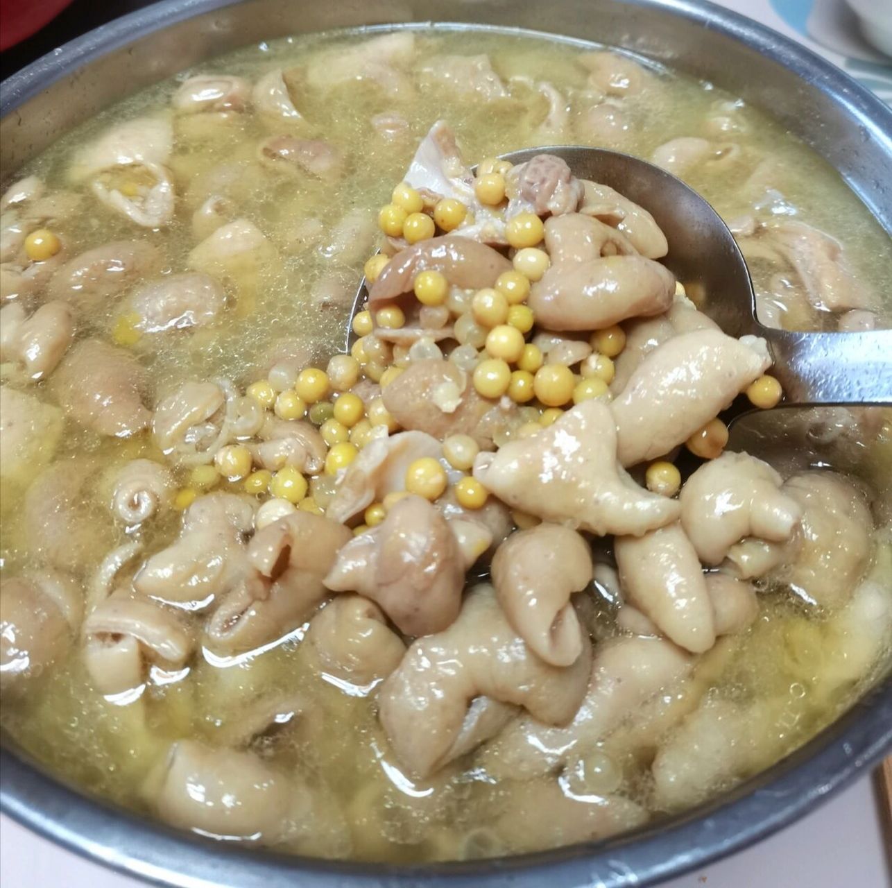 豌豆炖肥肠 豌豆炖肥肠icon 很简单就三步 第一步,豌豆用开水浸泡一