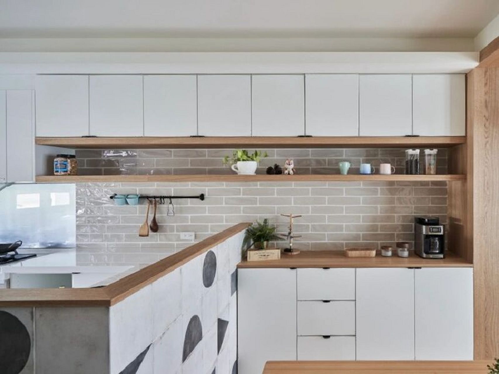 原则来说 ,亮度较高的厨房配色可以使厨房家具呈现出千净宜人的氛国