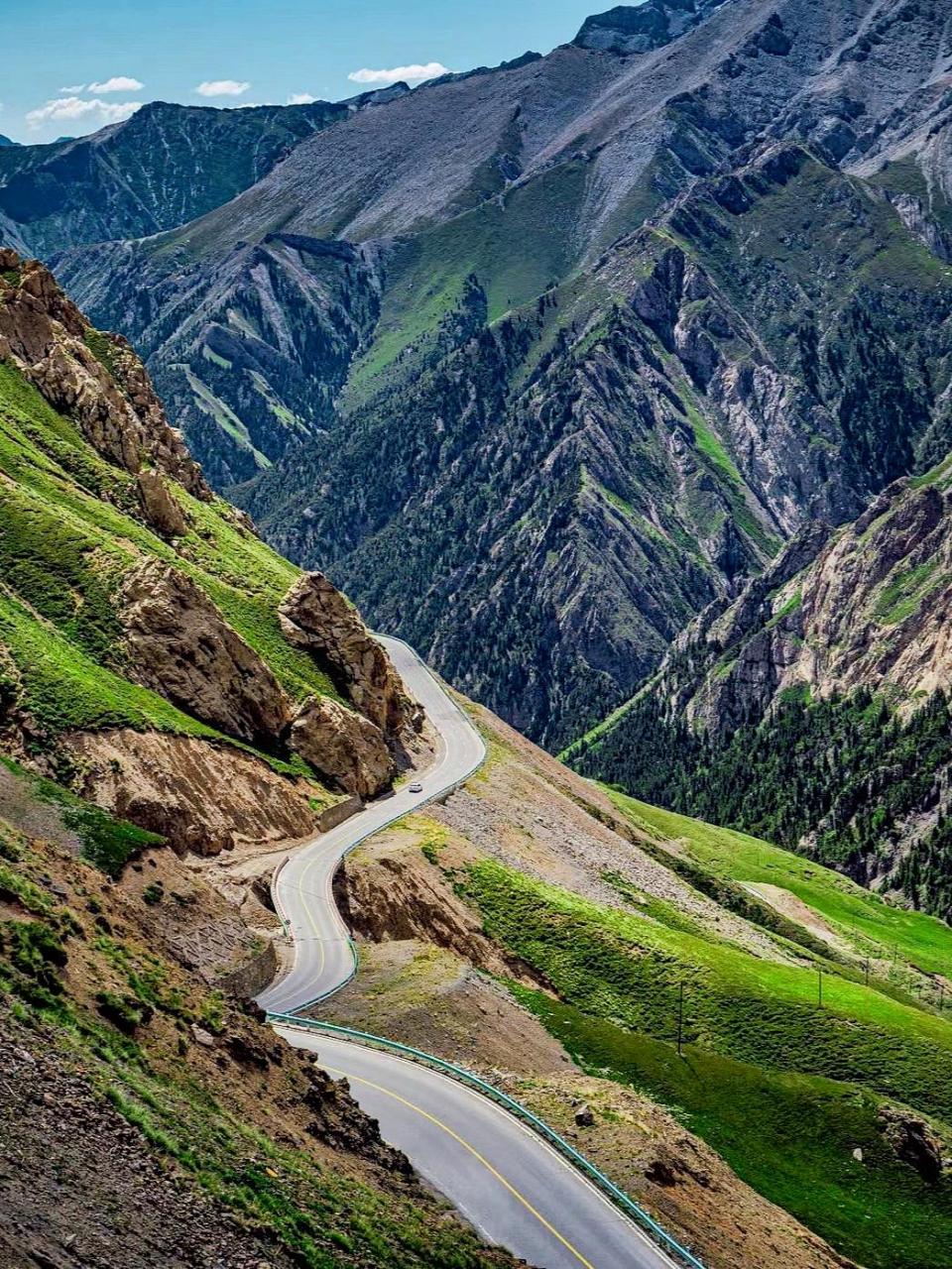 随后再参观独库公路博物馆,它会告诉您独库公路不仅是一条"最美公路"