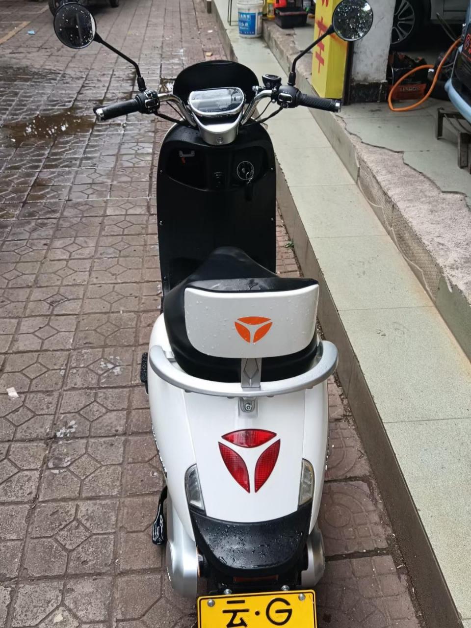 精品雅迪冠能m7动力版   几千公里的车   3千出头包过户   用得着呢来