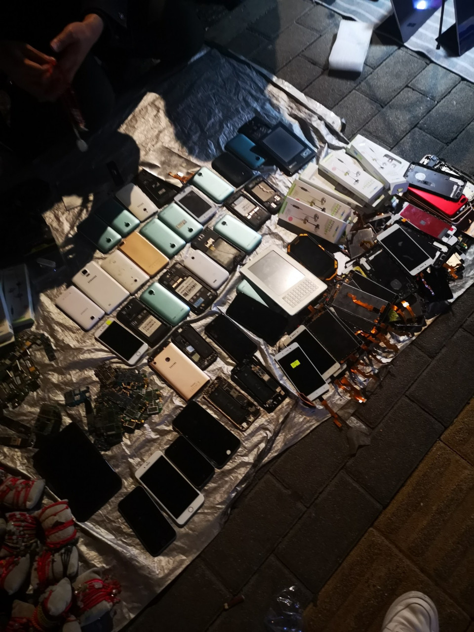 夜逛深圳知名夜市,华强北鬼市!