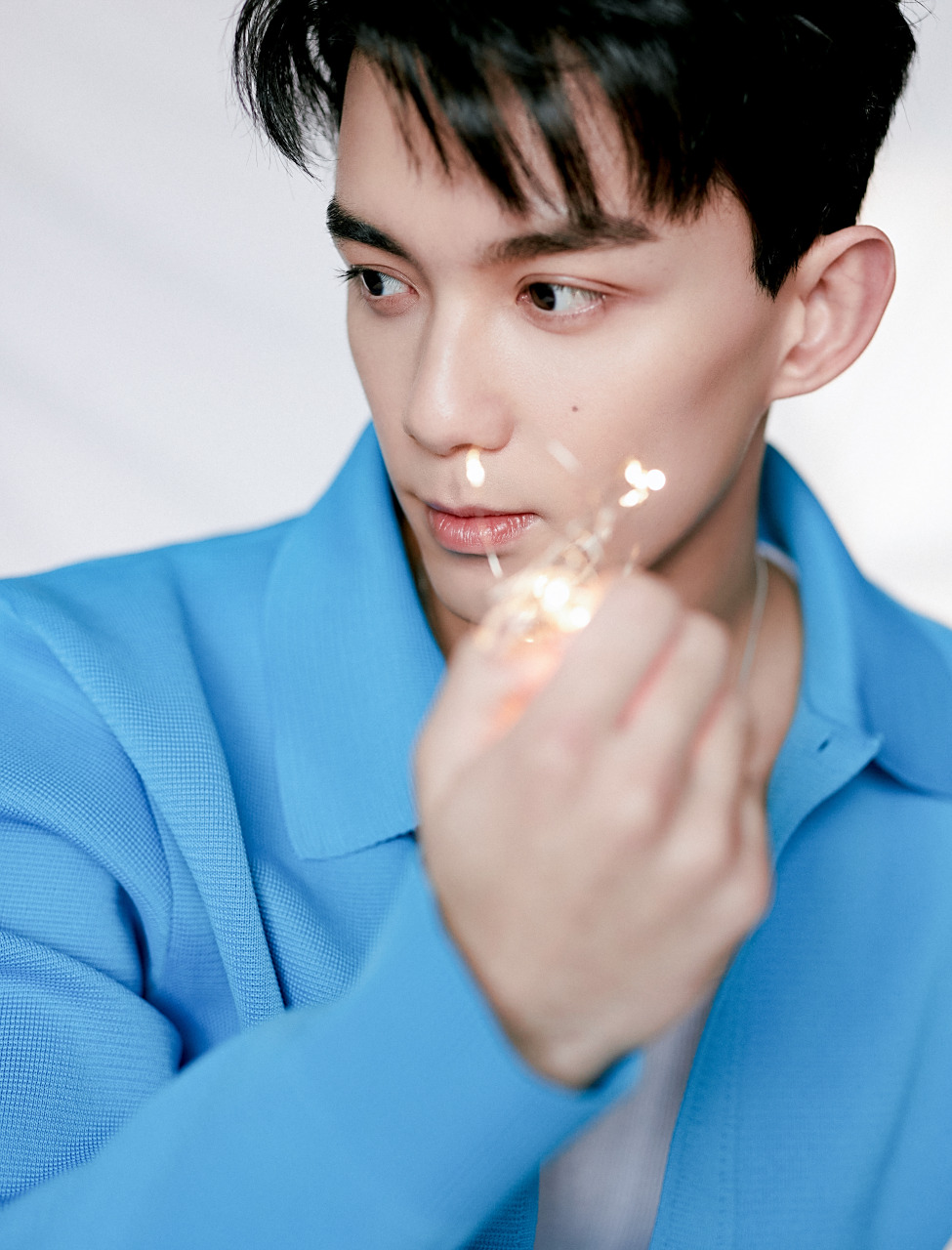 吴磊# 斑驳的日光追溯安然薄暮,故事朦胧缱绻,闯进轻盈梦境.吴磊leo