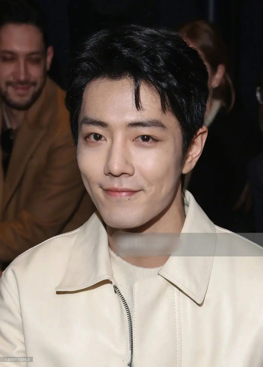 来看看肖战的时装周外网生图,客观评价一下,这生图算什么水平呢?