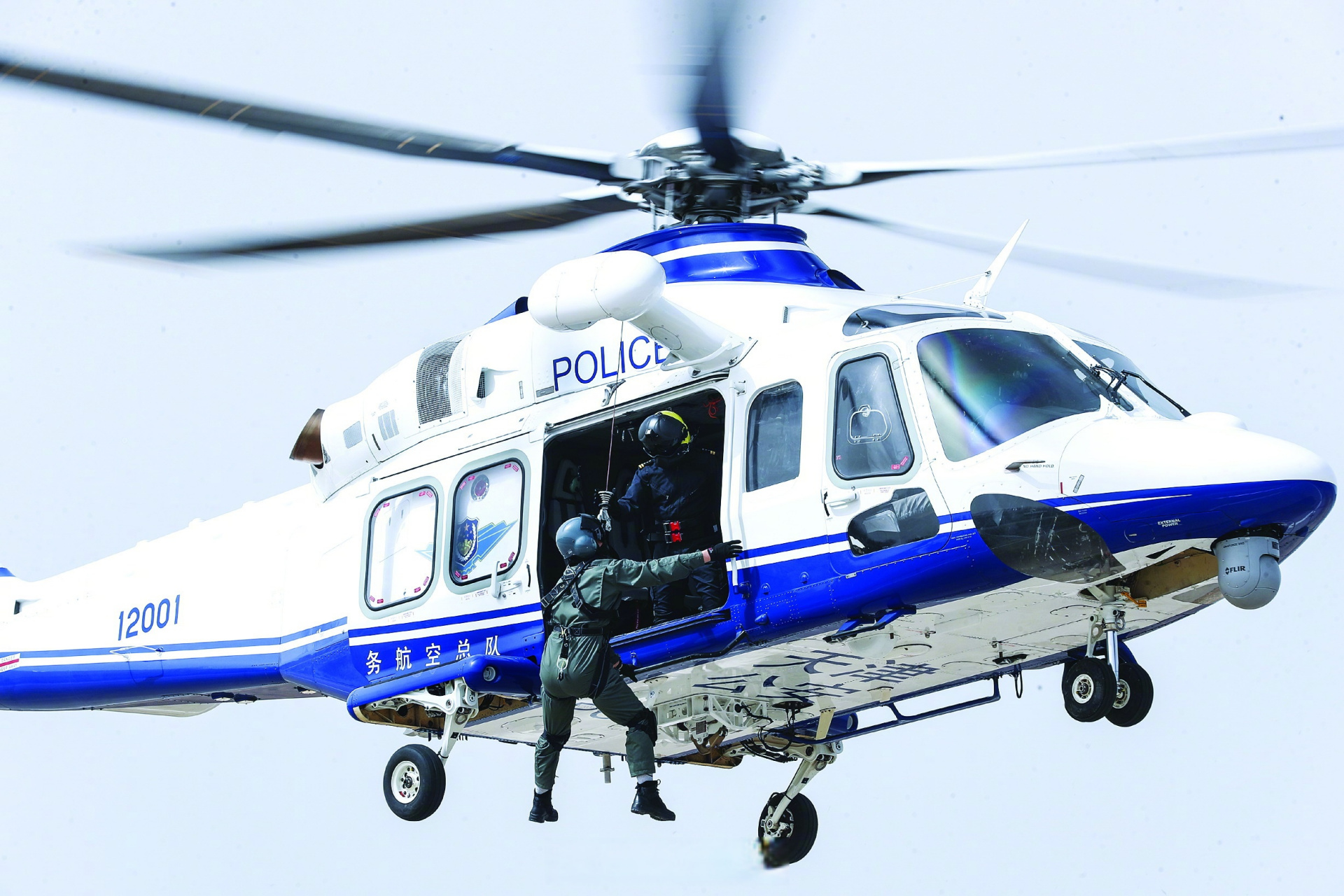 【"警鹰"展翅 守护平安】近日,市公安局警航总队启动新阶段任务员组训