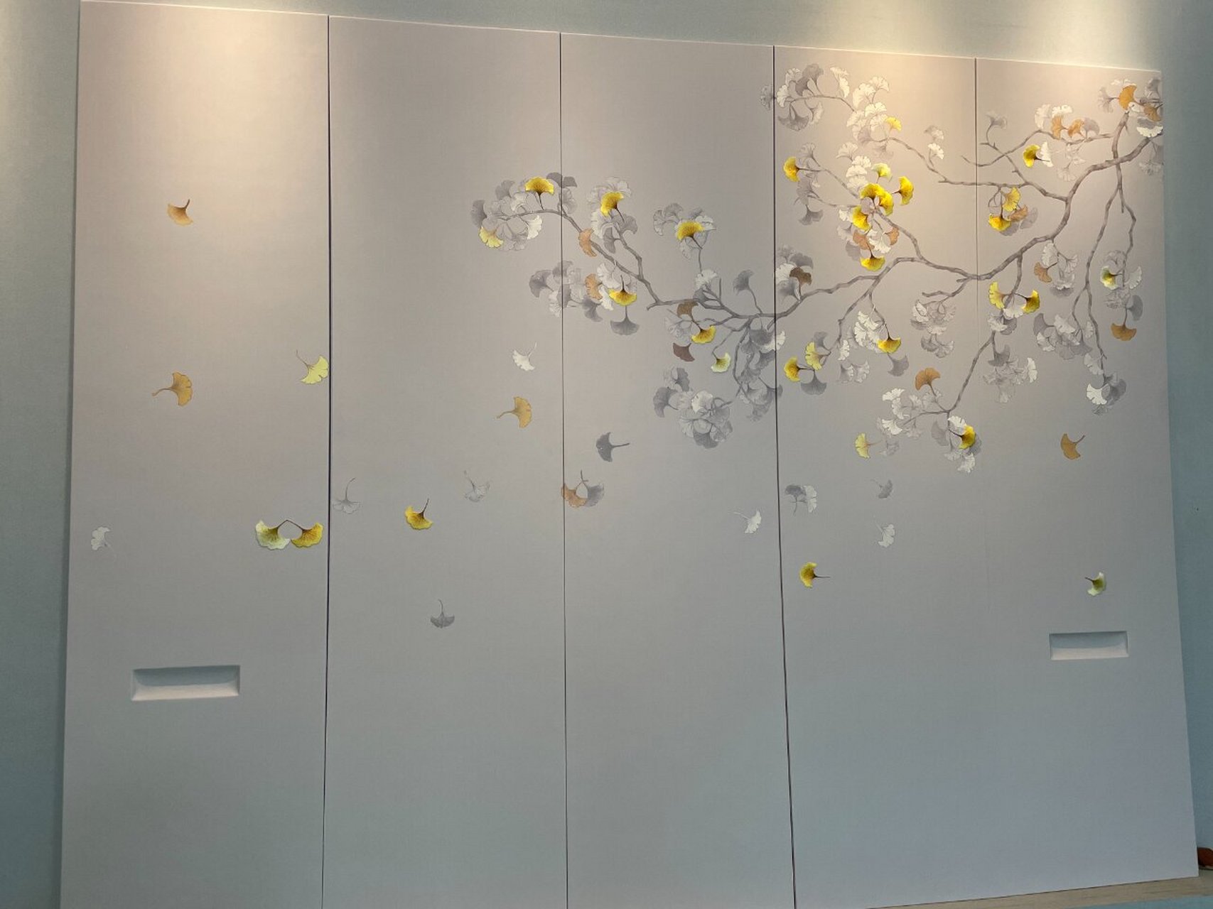 《银杏叶》客厅印绣背景墙实拍 银杏叶的叶色独特而又美丽,它的叶形为