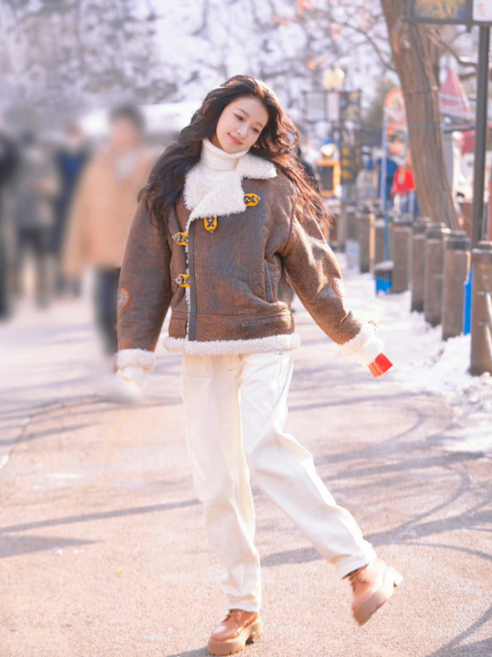 陈乔恩在《妻子的浪漫旅行》最新一期穿了一件羊皮夹克搭配白色牛仔裤