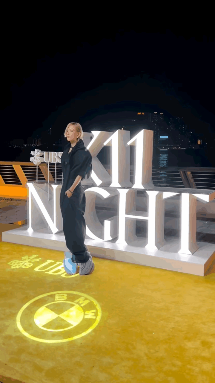 郑秀文这脚怎么了?怎么变成这个样子了,这到底是什么形状的高跟鞋?