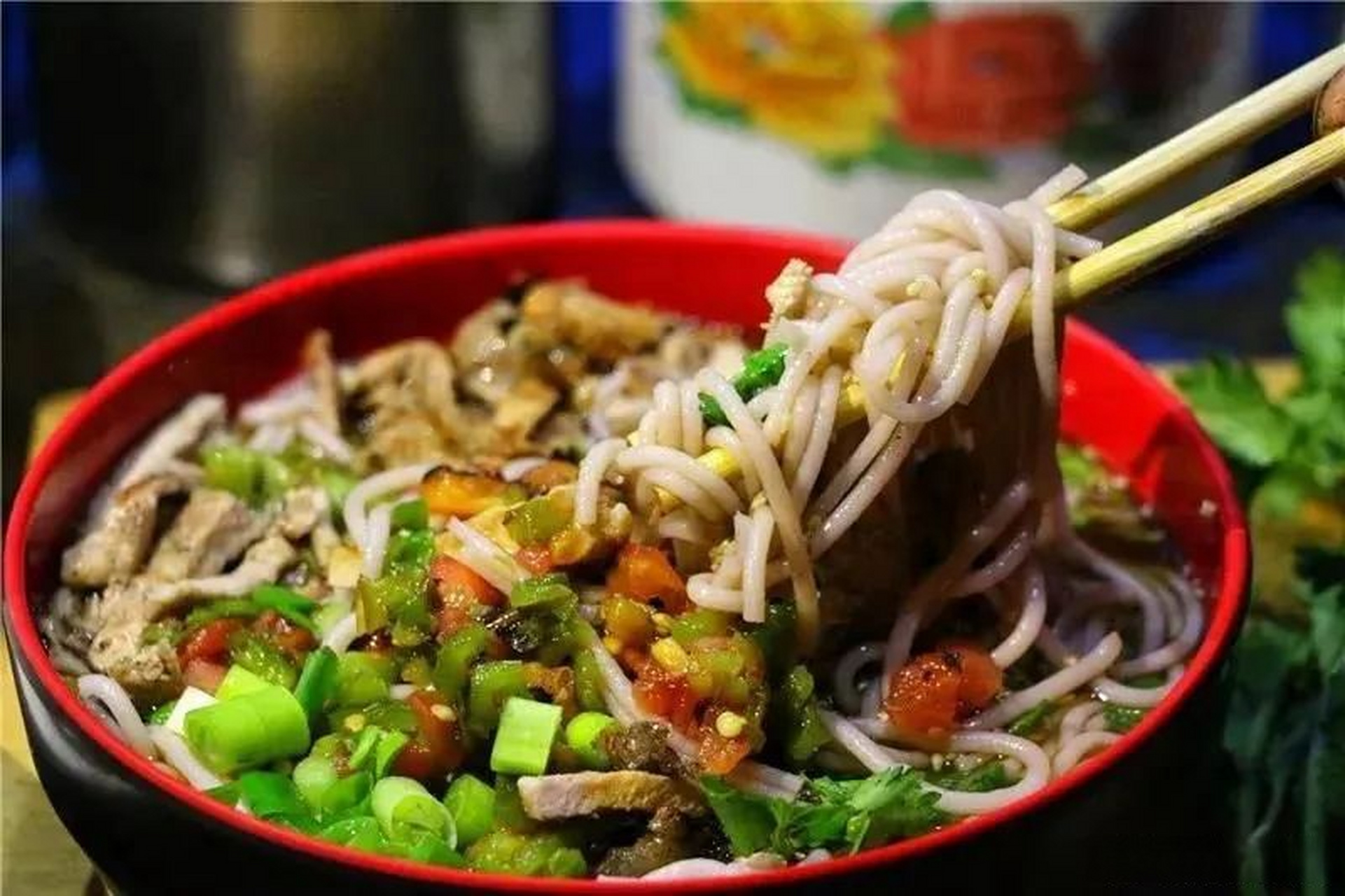 腾冲心旅行# 顺江火烧肉米线,一般有煮食和凉拌两种食法.