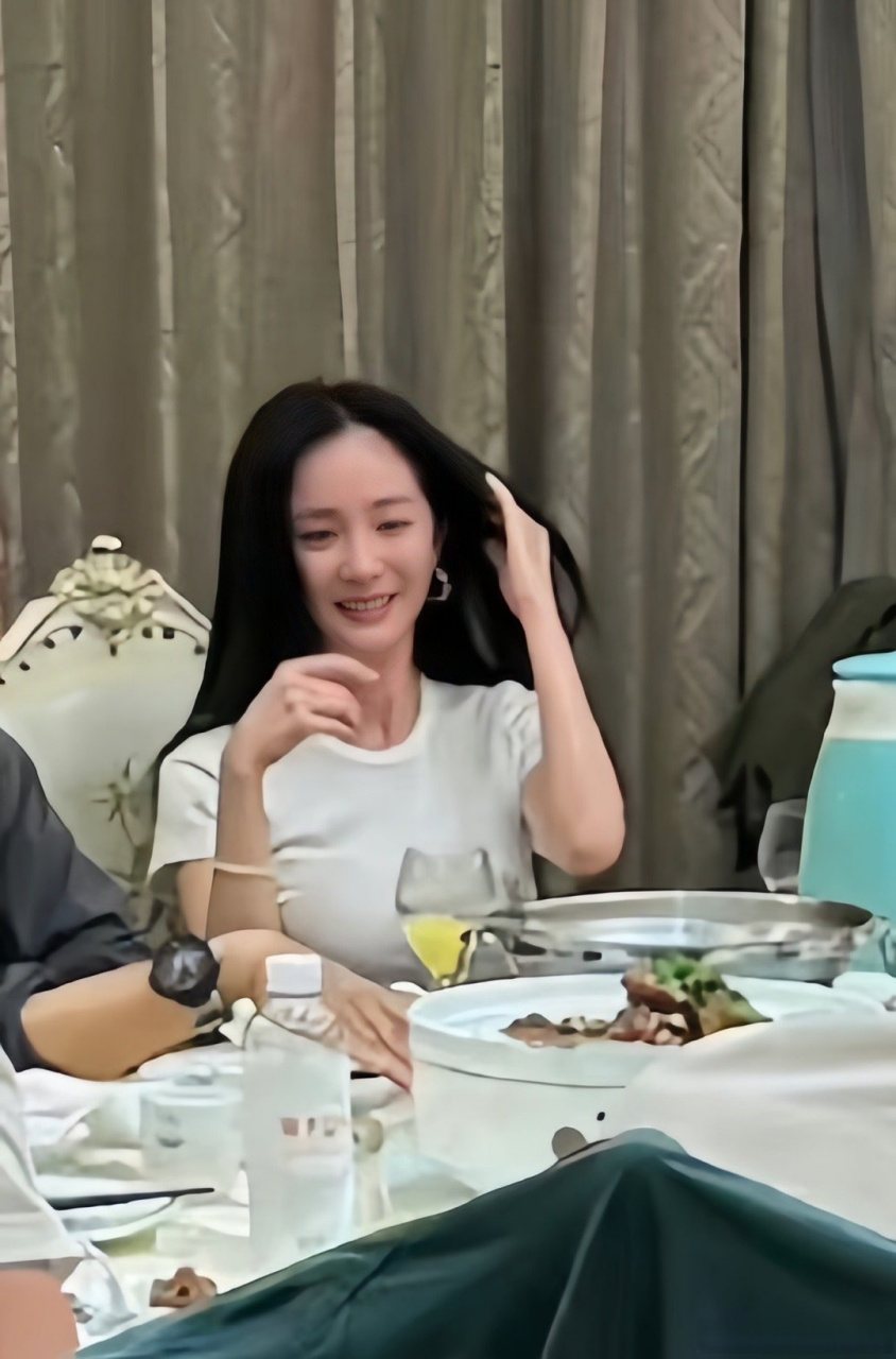 杨幂聚餐#杨幂素颜好美,这状态也太绝了吧,随便一拍都很好看呀!