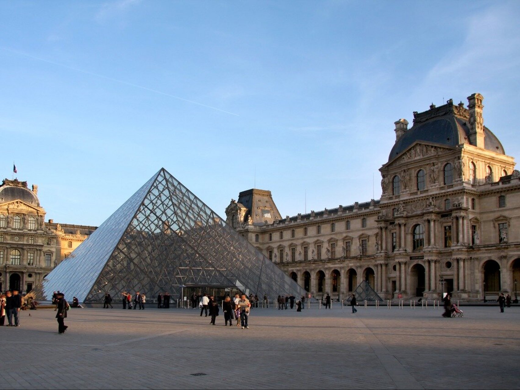 华裔设计师贝聿铭与卢浮宫金字塔的传奇故事 骄傲的法国人为什么会