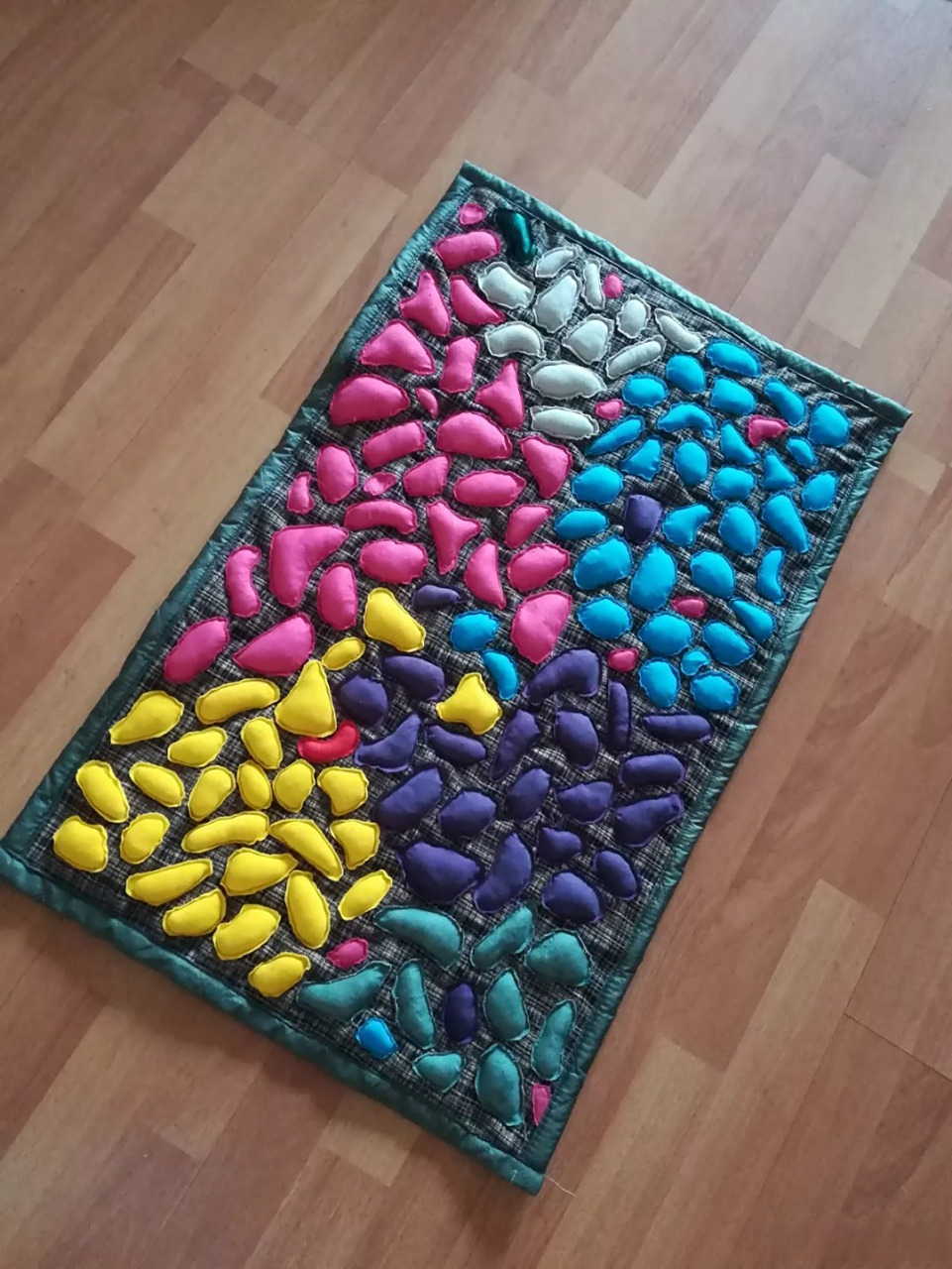 巧用碎布头,随意剪裁,做个有凹凸感地垫.废物利用