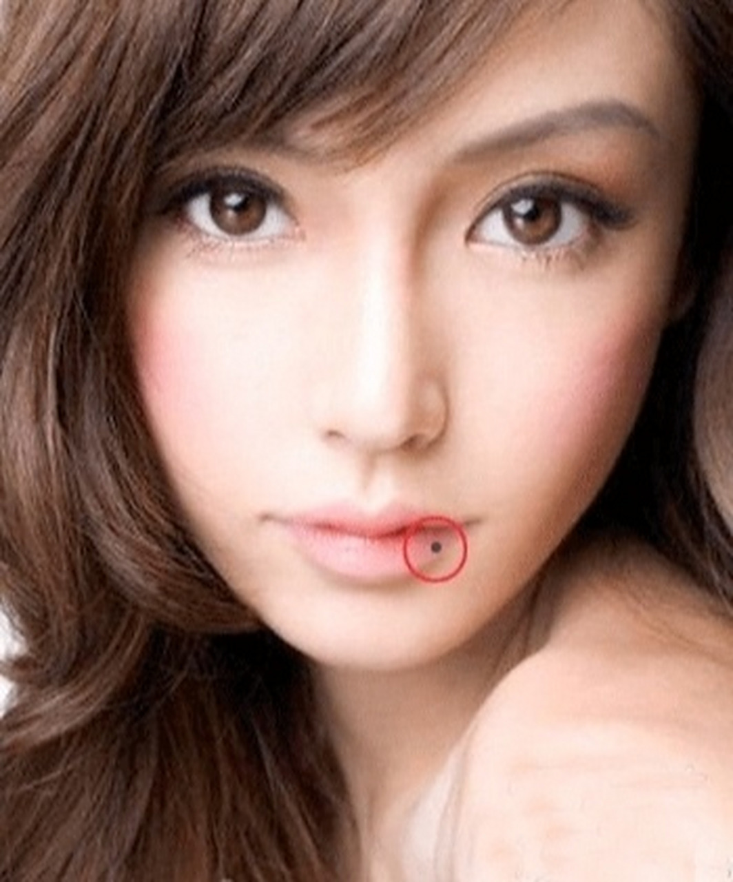 下唇有痣 下唇痣:贪爱美食 下嘴唇有痣的人,一般而言都很顾家,也都很