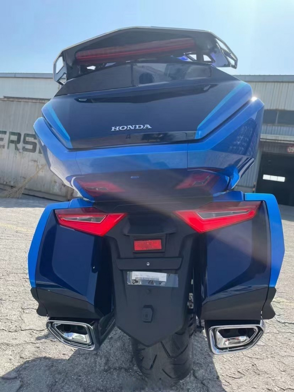 22款本田金翼1800 dct旅行版  蓝/黑,气囊版,现车……  整机配置:排量