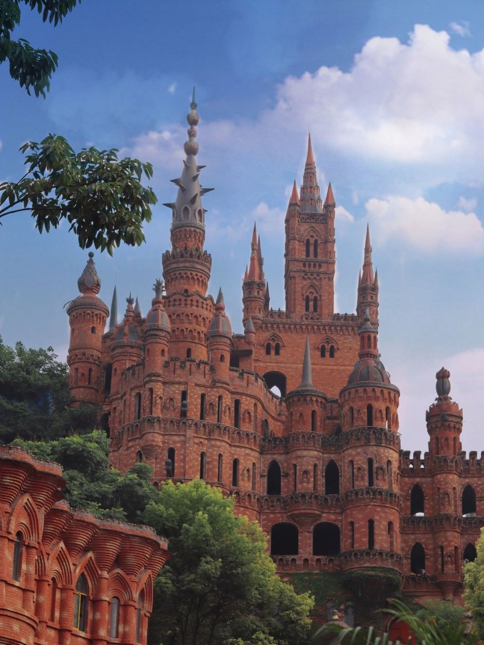 2014年3月,中国内地人气歌手tfboys发布的《魔法城堡》mv在此取景