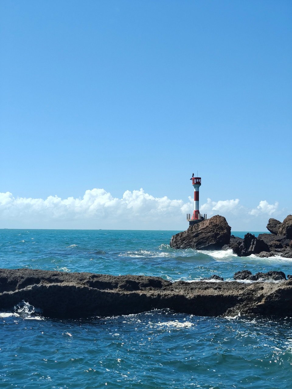 上图的灯塔位于涠洲岛鳄鱼山景区,沿着海边栈道走到尽头,即可看见它.