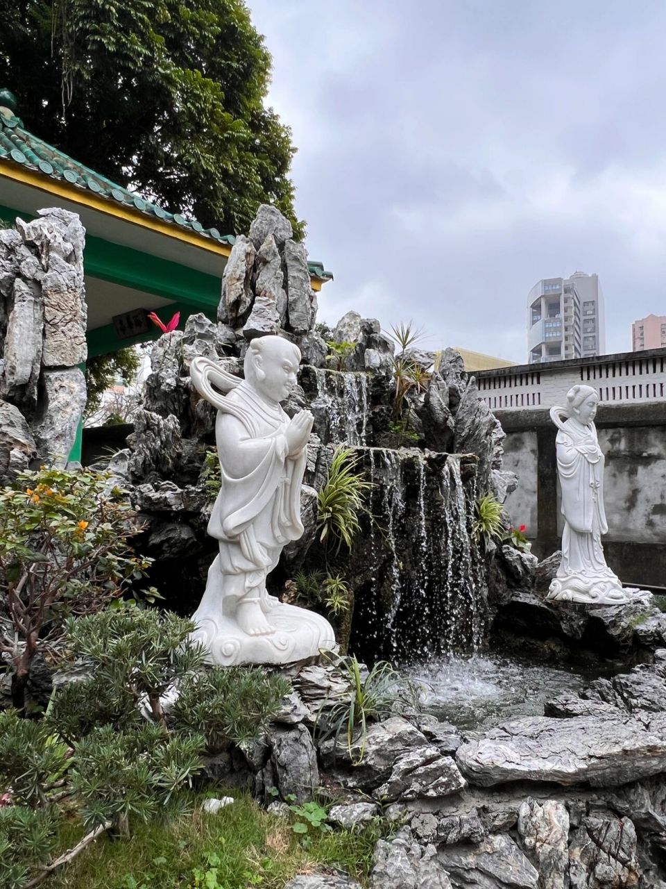 澳门观音堂93 观音堂又称普济禅院,是中国澳门三大禅院中规模宏大