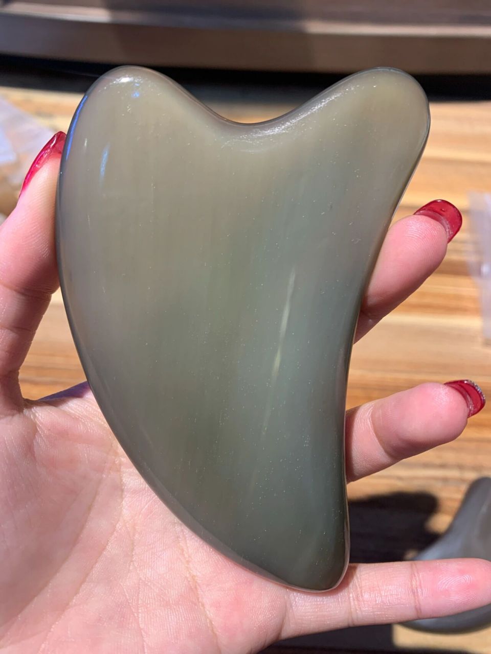 牦牛角与白水牛角颜色相似,但是白水牛角的颜色比牦牛角的颜色纯透