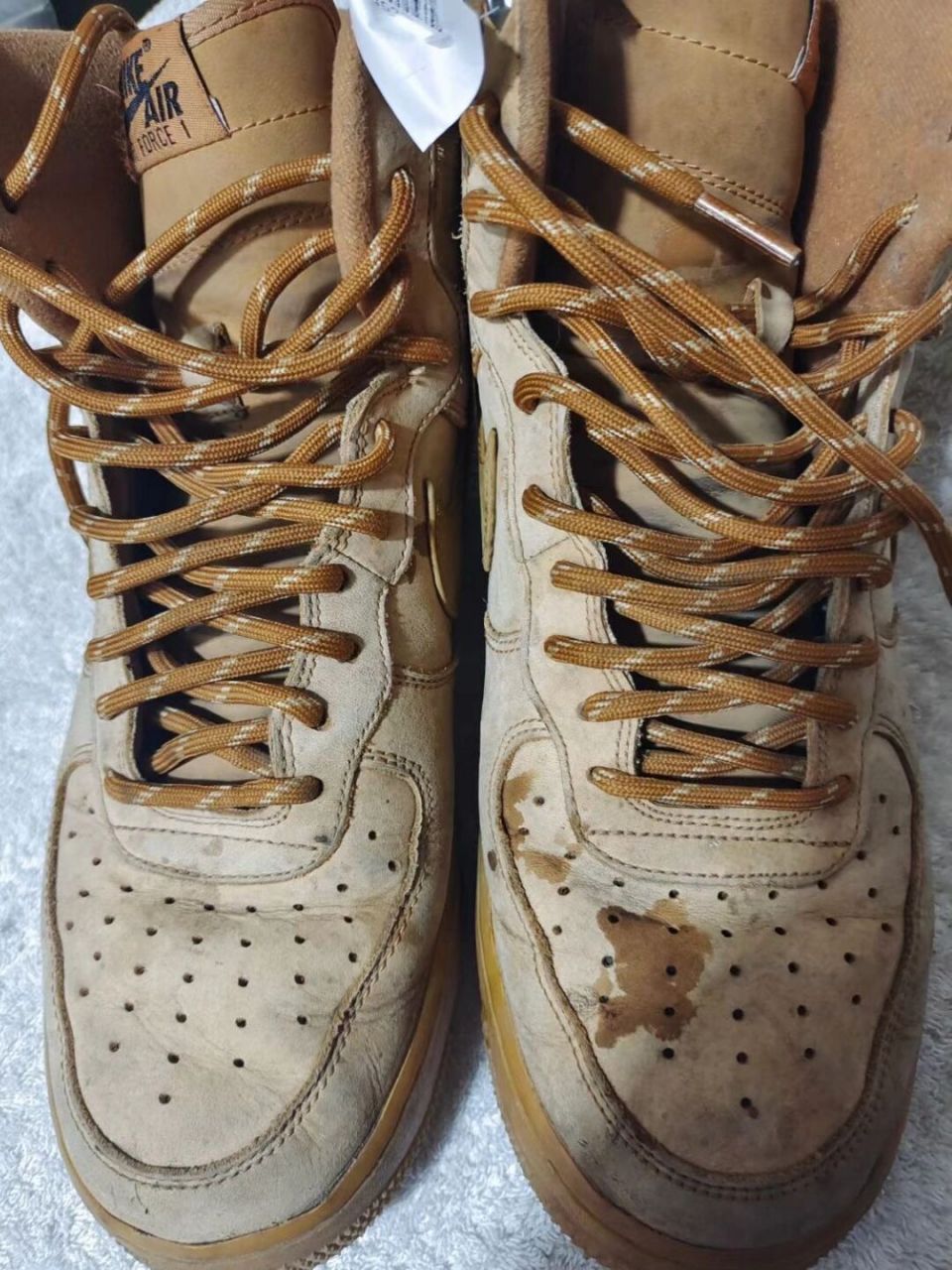 掉色好严重啊 收到顾客一双小麦色磨砂皮空军一号,这个鞋坑简直太多