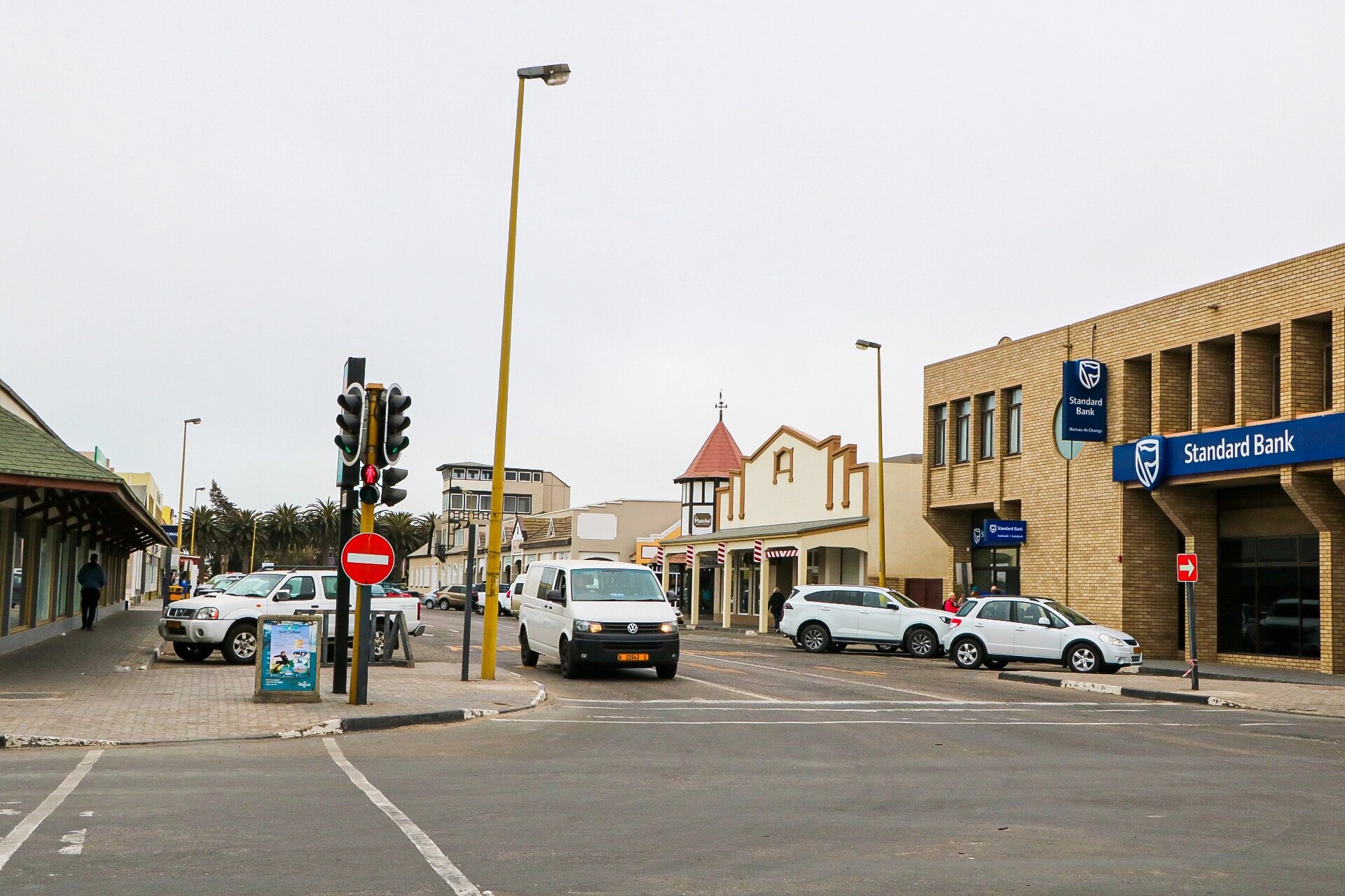 纳米比亚完全不像一个非洲国家,从首都温得和克到海边城市鲸湾港都