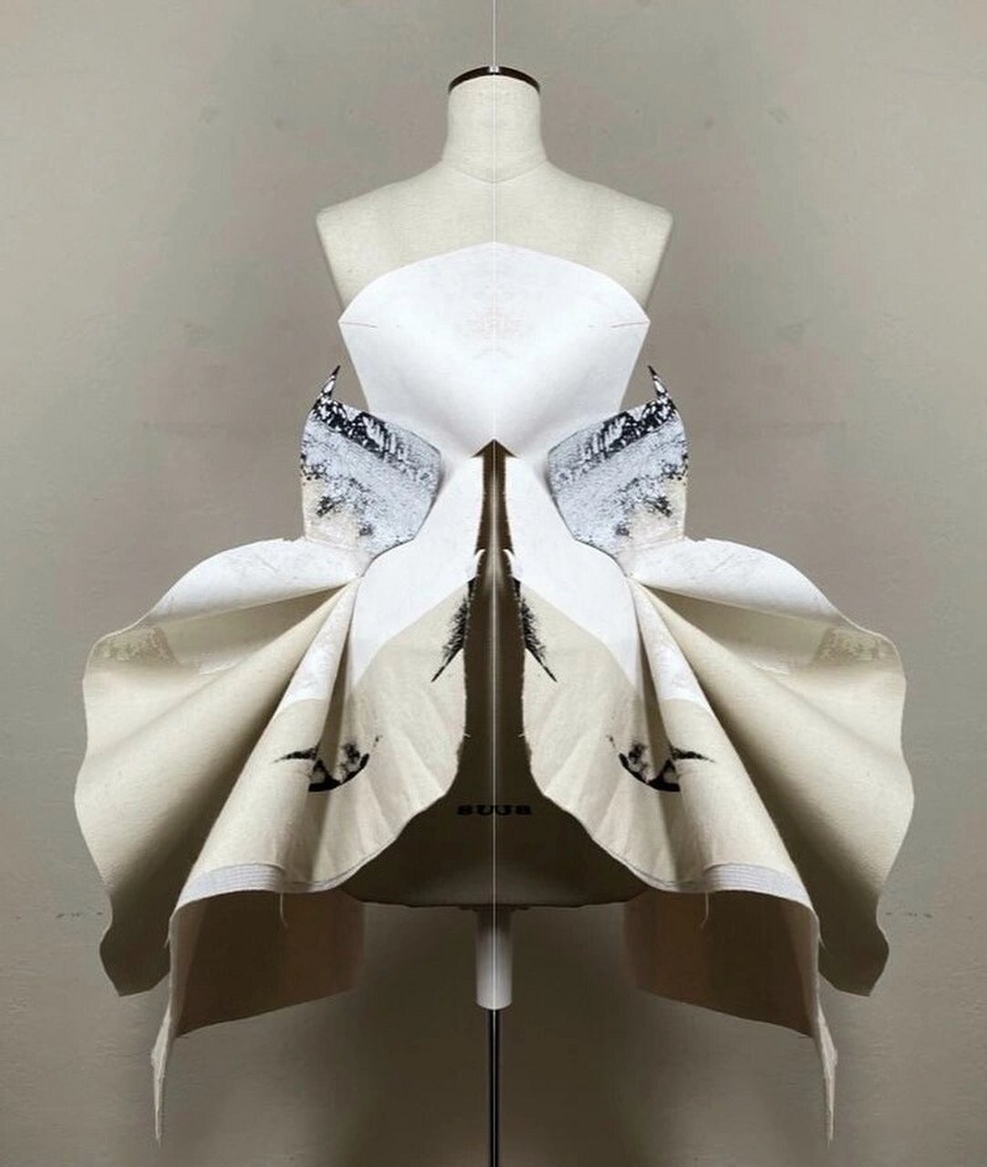 7015对称的美·一件很好看的立体裁剪小裙子        来自:rob