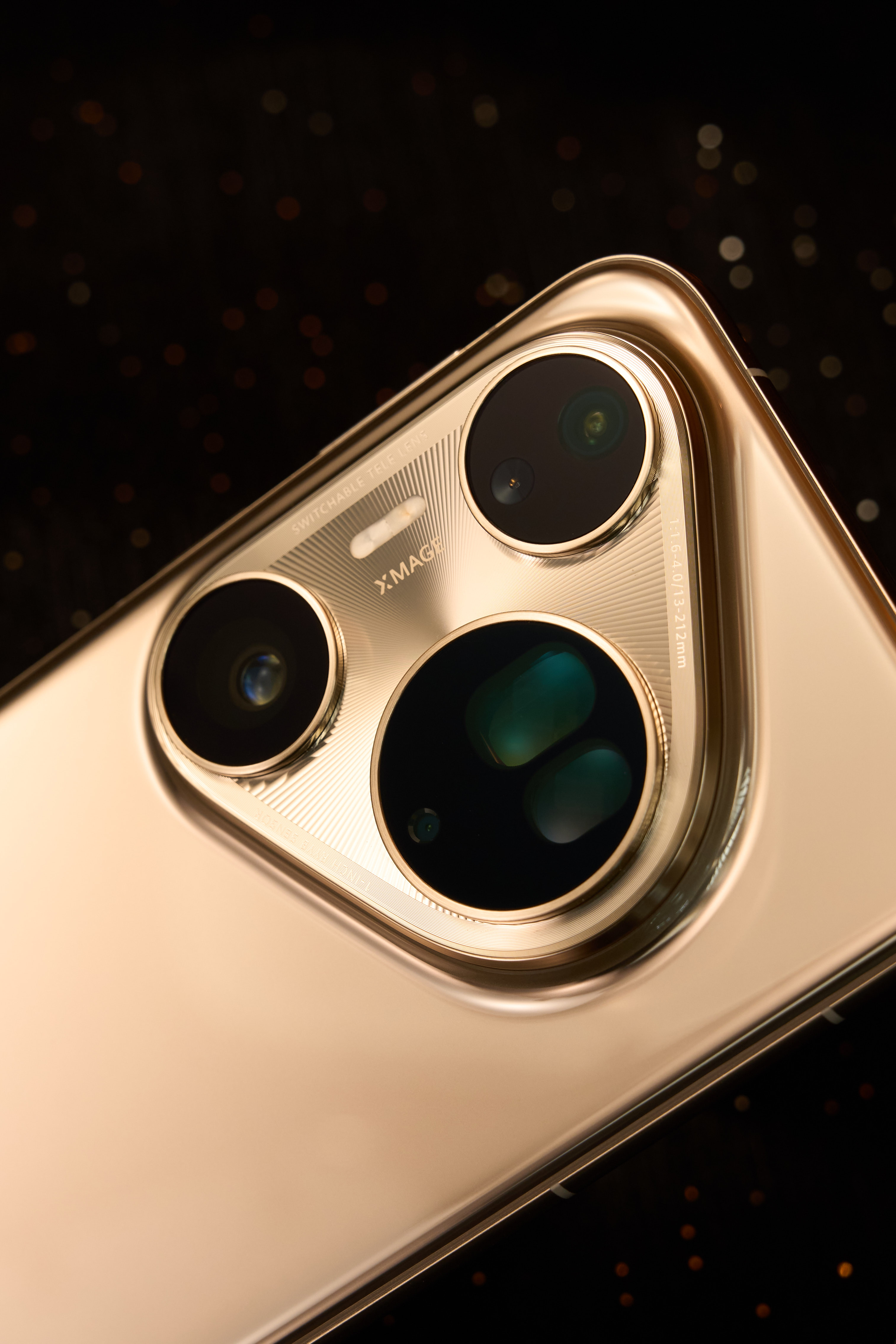 屏吗华为p80proultra与苹果手机类似的背面三个拍摄镜但一大两小镜头