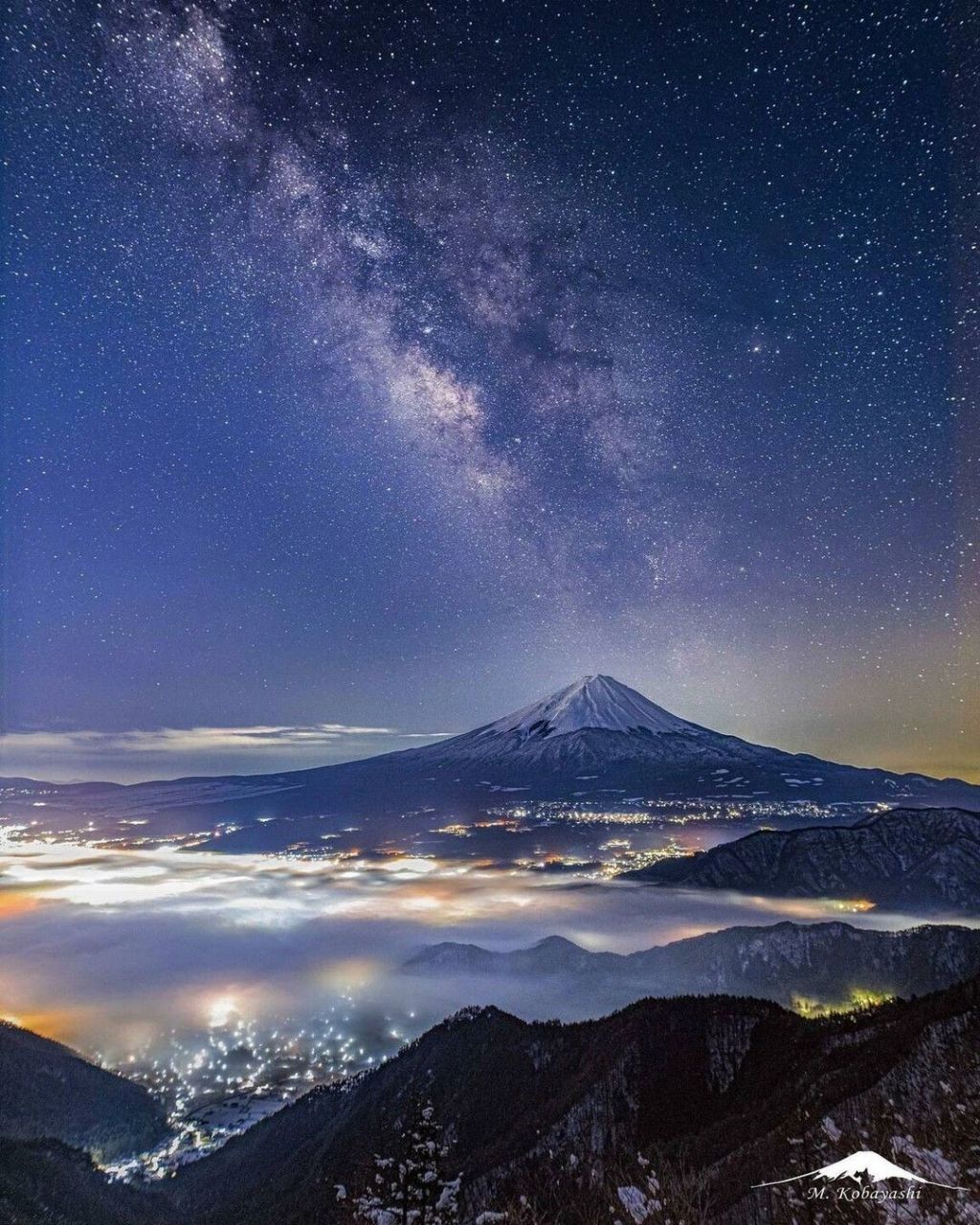 富士山下的樱花夜景图片