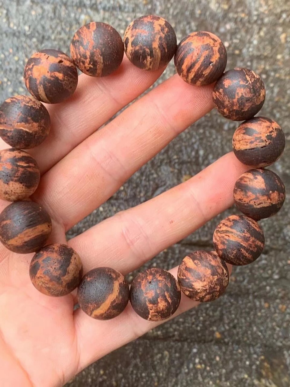 降真香黄金甲 黄金甲降真香是当代众多藏者追捧的珍稀中的新宠,这不仅