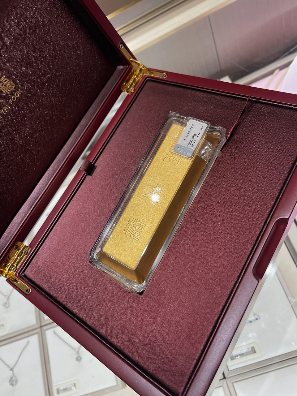 周大福1000克金条 手握50w77的感觉也太棒啦 原来两公斤的金条这么