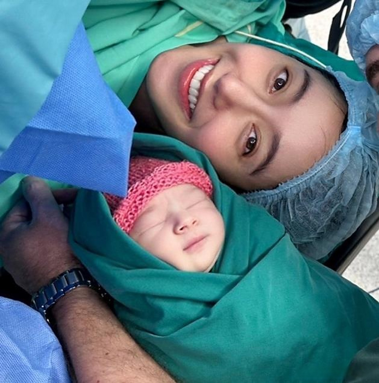 近日泰星ice在bangkok hospital phuket产下一女,取名为léa,并在产后