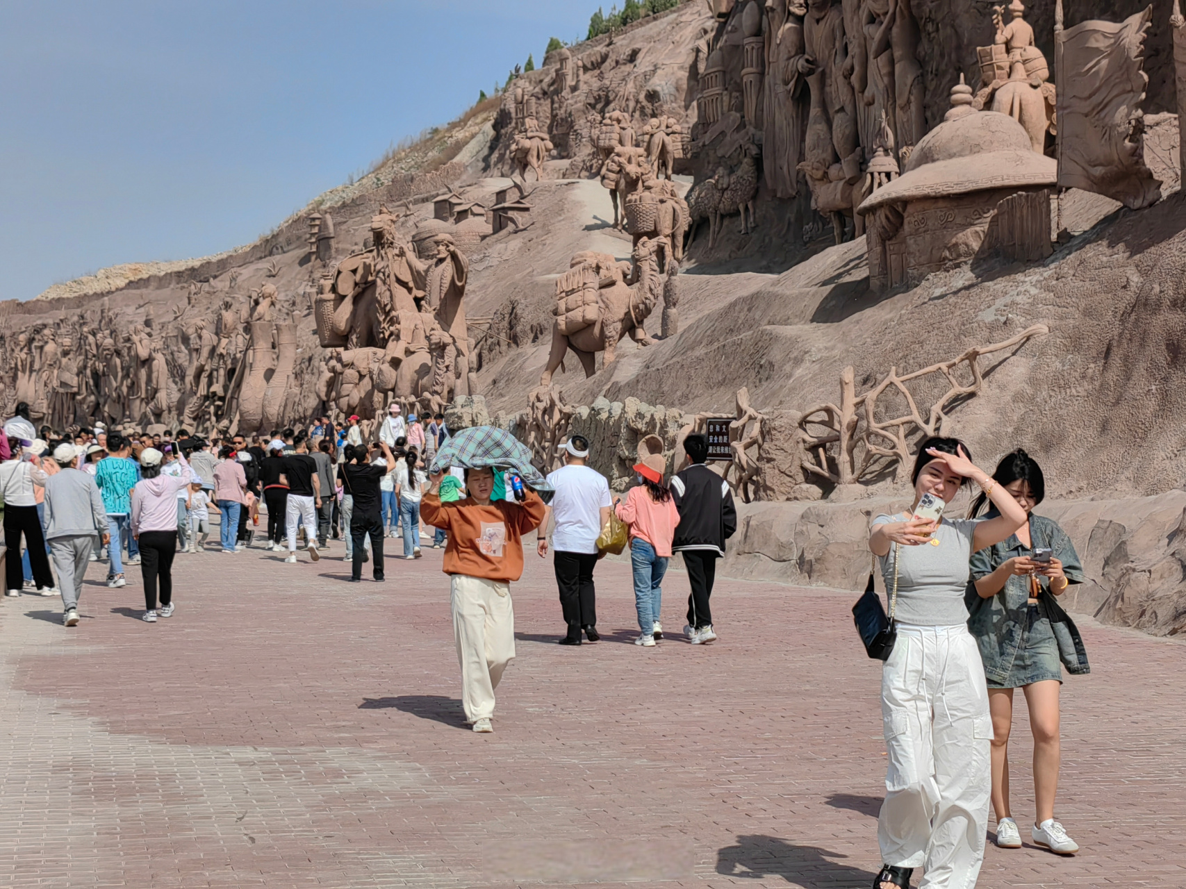 【#600米长公路雕塑建成开放# 】日前,位于河北省邯郸市峰峰矿区磁州