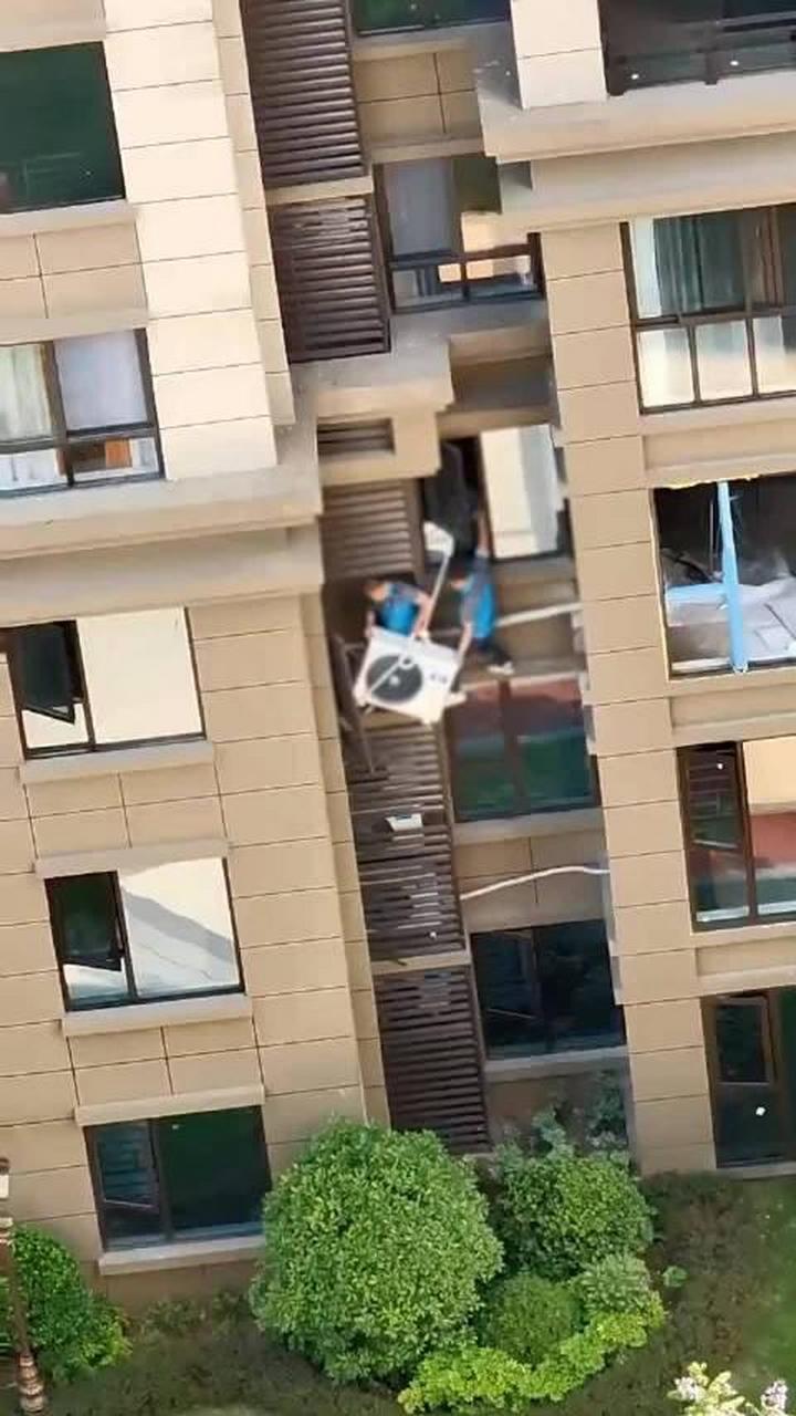 【2工人无防护站窗外装空调 拍摄者:高空作业应安全第一,做事第二】5