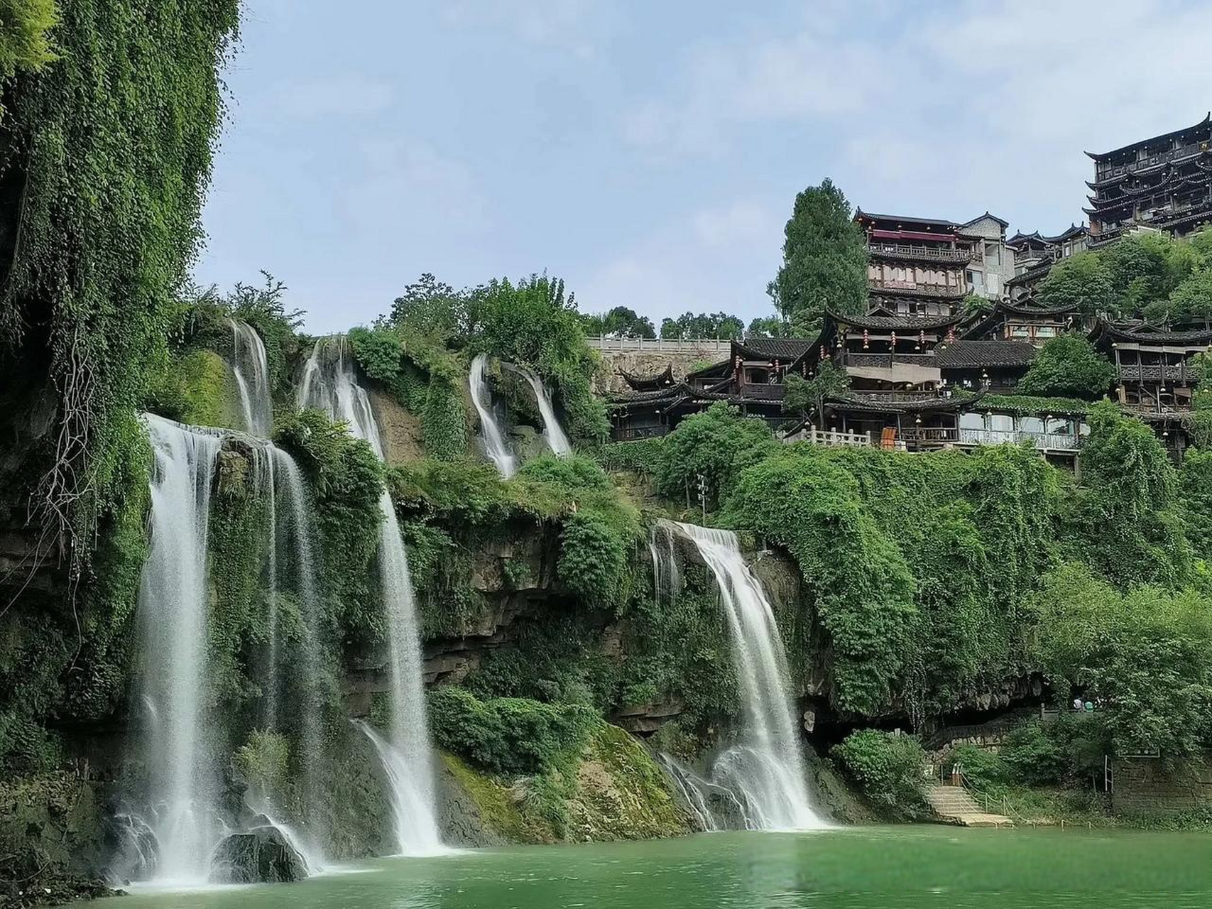 湘西芙蓉镇,挂在瀑布上的古镇