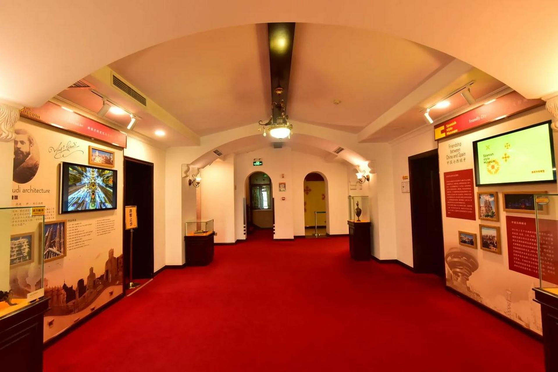 西班牙风情馆 位于青岛市八大关风景区内,是一座建于1940年的两层砖木