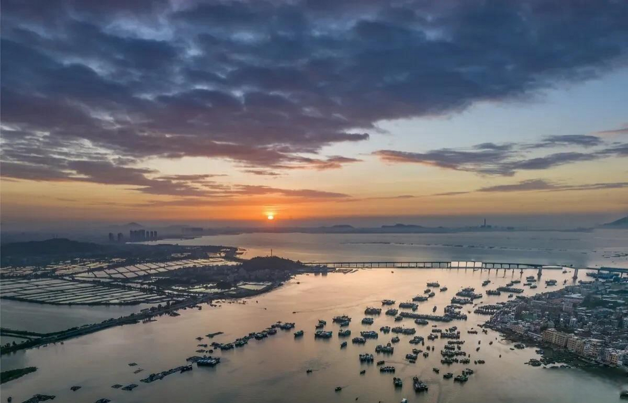 打卡分享秋日美景博贺渔港是广东茂名市的一大特色,码头上车水马龙