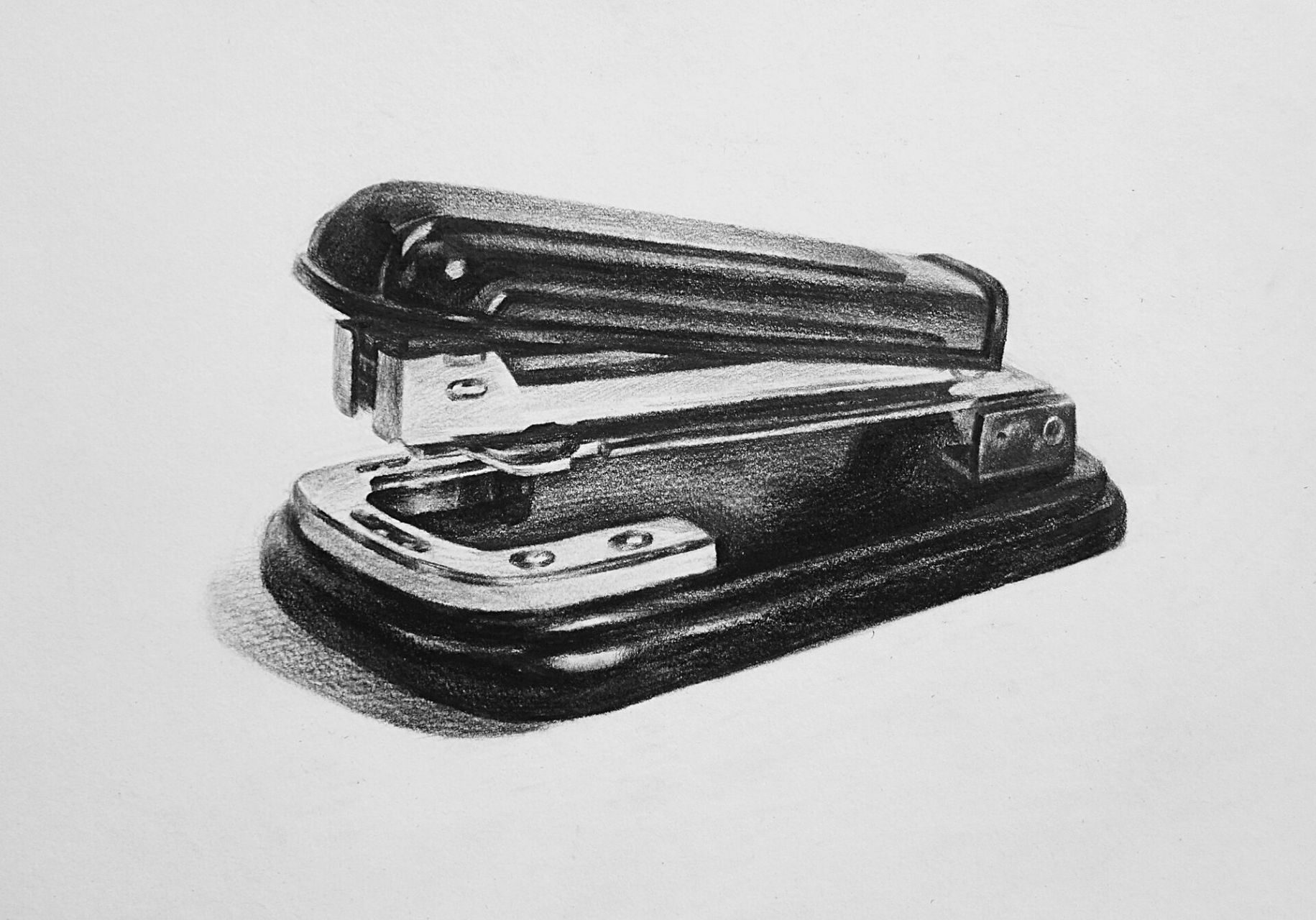 素描【订书机】步骤 这一张订书机有两个固有色,黑色的壳和浅色的金属