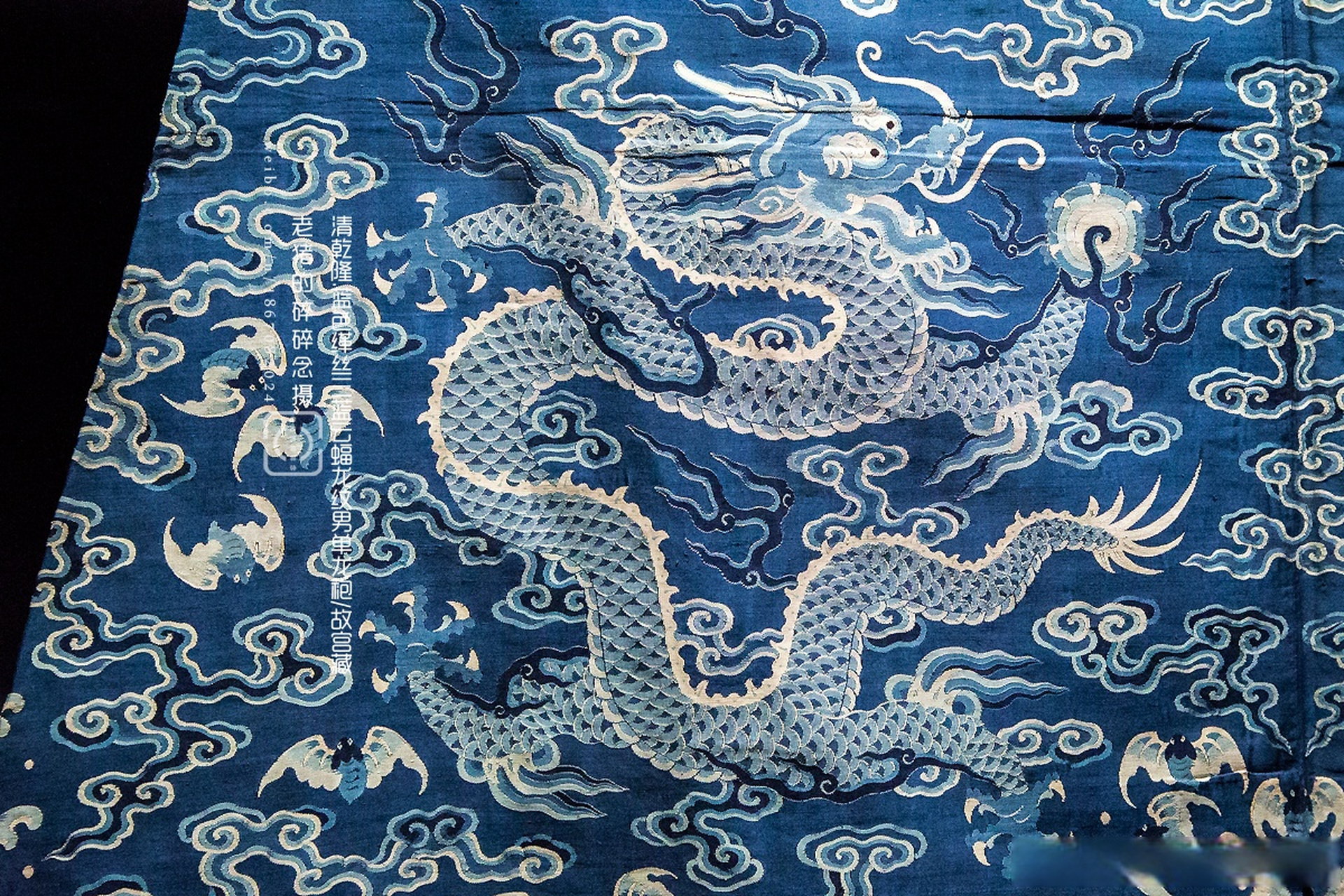 蓝色缂丝三蓝云蝠龙纹男单龙袍  在古代,色彩是神圣的彰显,色彩是