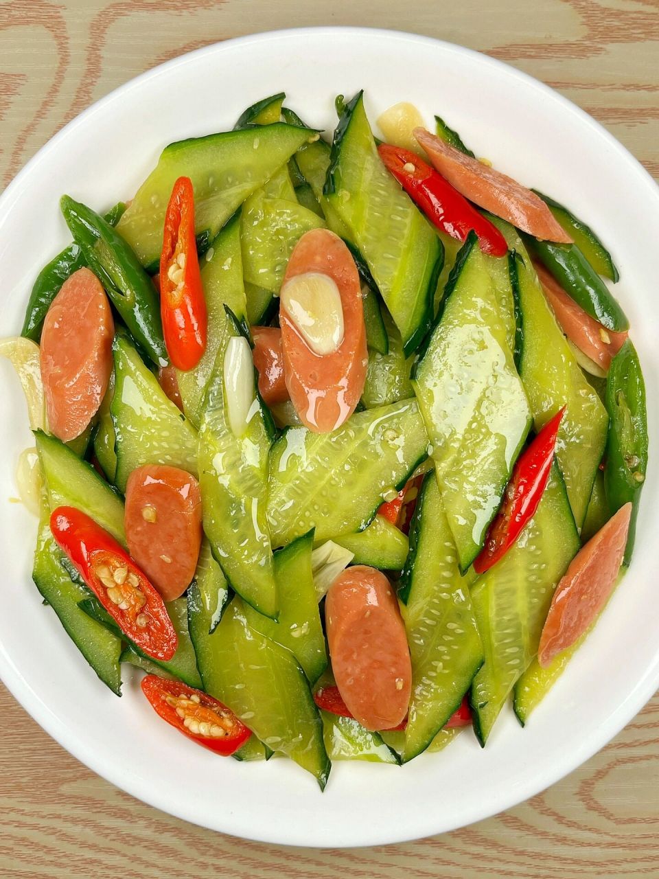 黄瓜炒火腿!清爽又美味 欢迎品尝! 这道菜做法简单,美味却不简单!