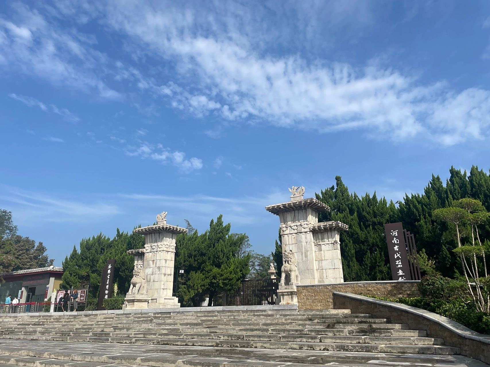 中秋走进邙山陵墓群 一直以来,对"无卧牛之地"的洛阳邙山始终有一种无