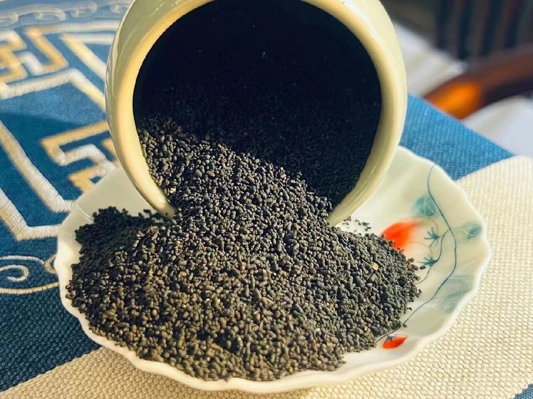 六堡龙珠茶是个很管用的宝 六堡龙珠茶也叫虫屎茶或茶宝,六堡茶茶叶