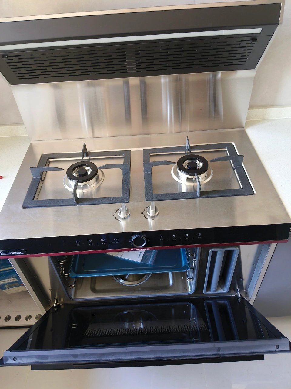 燃气灶不锈钢台面和钢化玻璃台面那个好 燃气灶不锈钢台面和玻璃面板