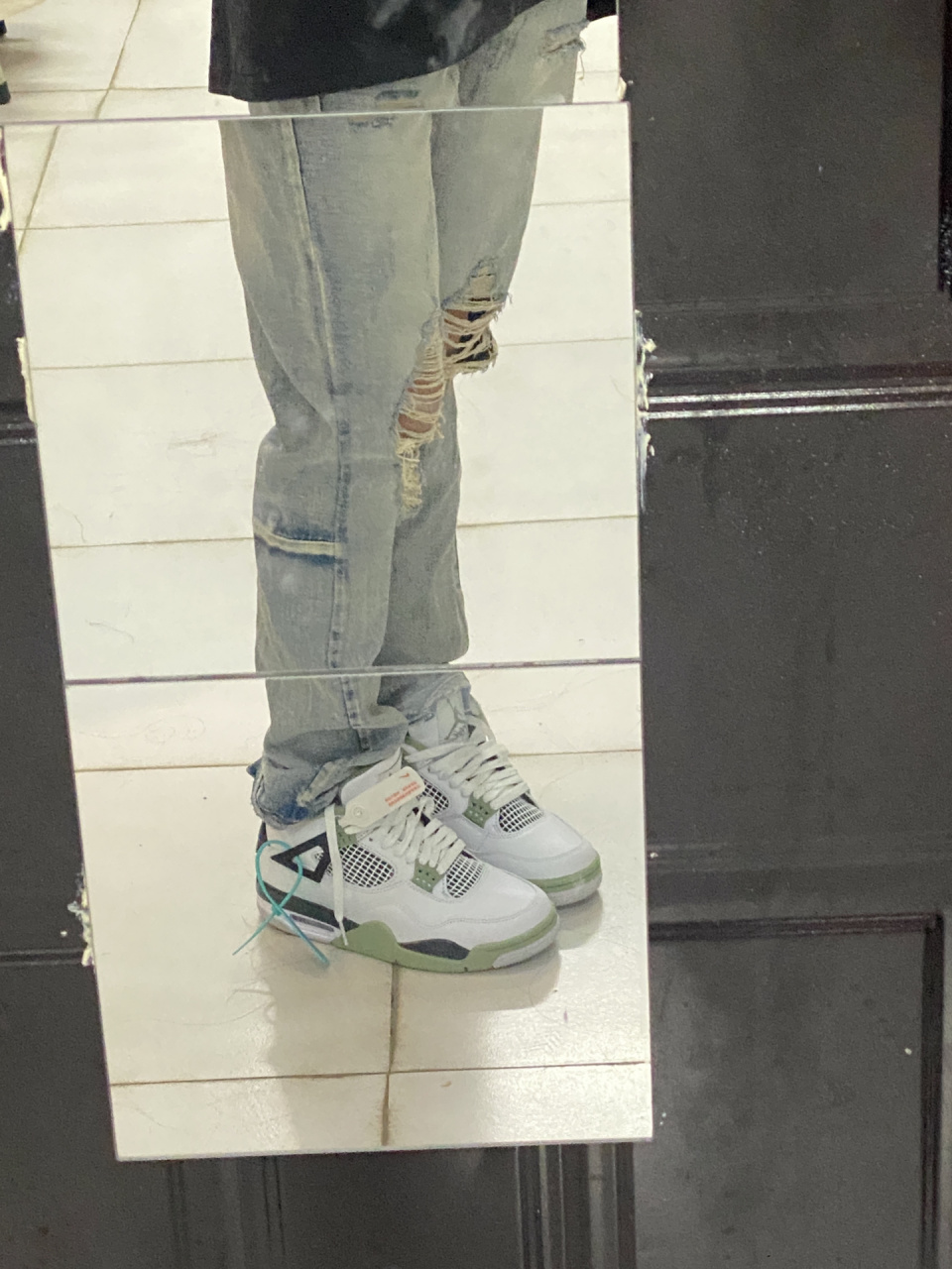 aj4鼠尾草来咯 原价没抢到 1570拿下的 	 它真的很帅但是我不懂的怎么