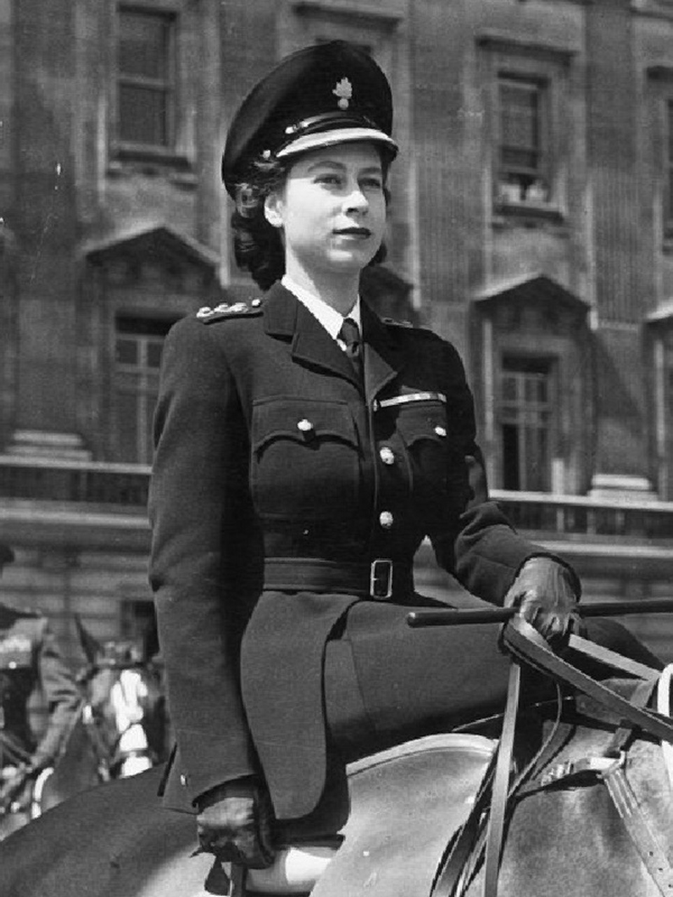 军事收藏:英国女王的掷弹兵上校一号制服 女王伊丽莎白二世的掷弹兵