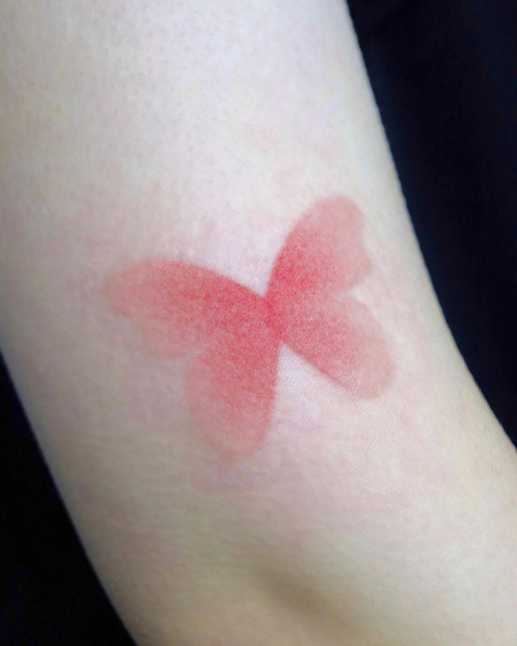 tattoo|渐变晕染蝴蝶印记 渐变色的晕染蝴蝶 有点像漂亮的小胎记